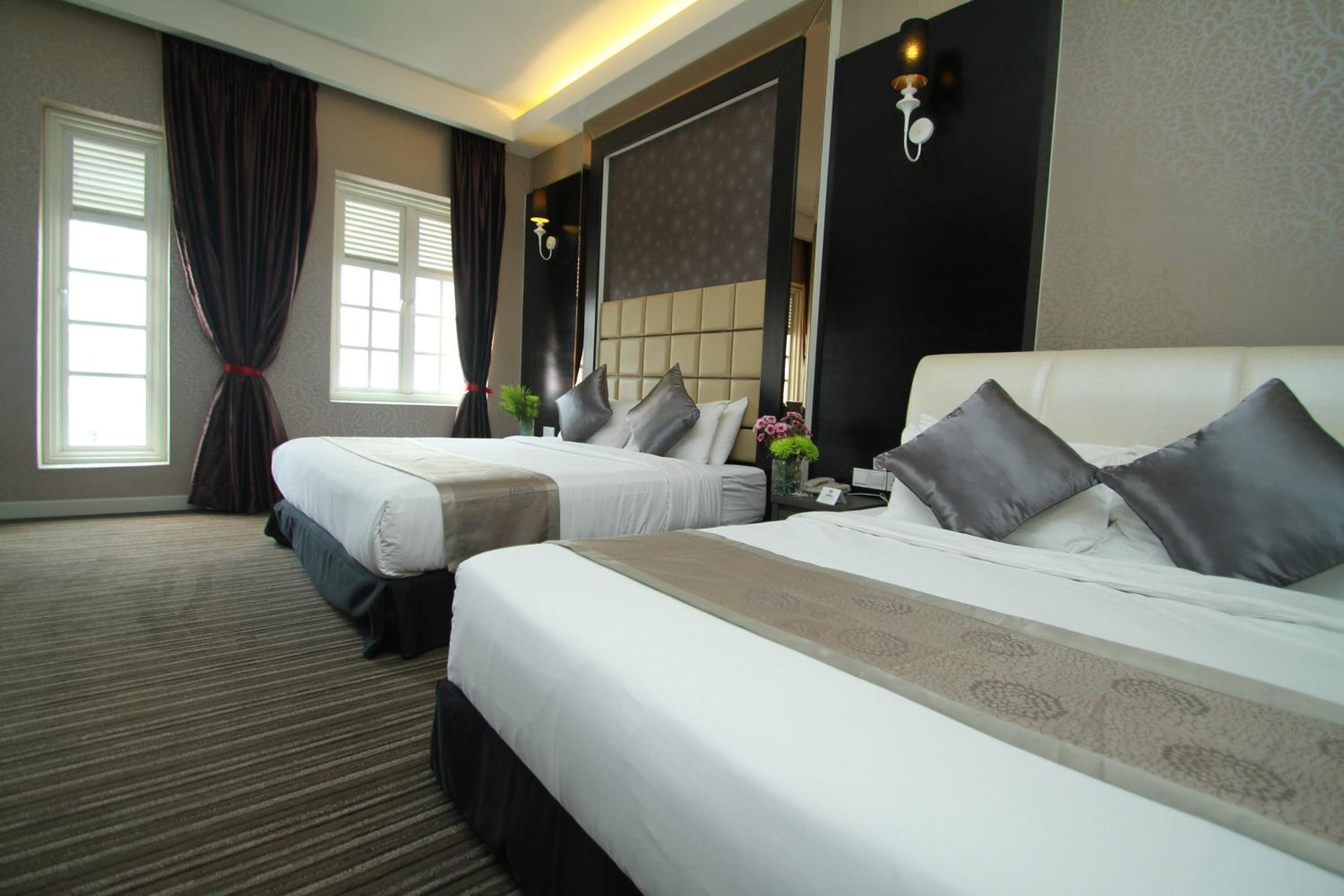 Deluxe Family Suite with Bathtub
