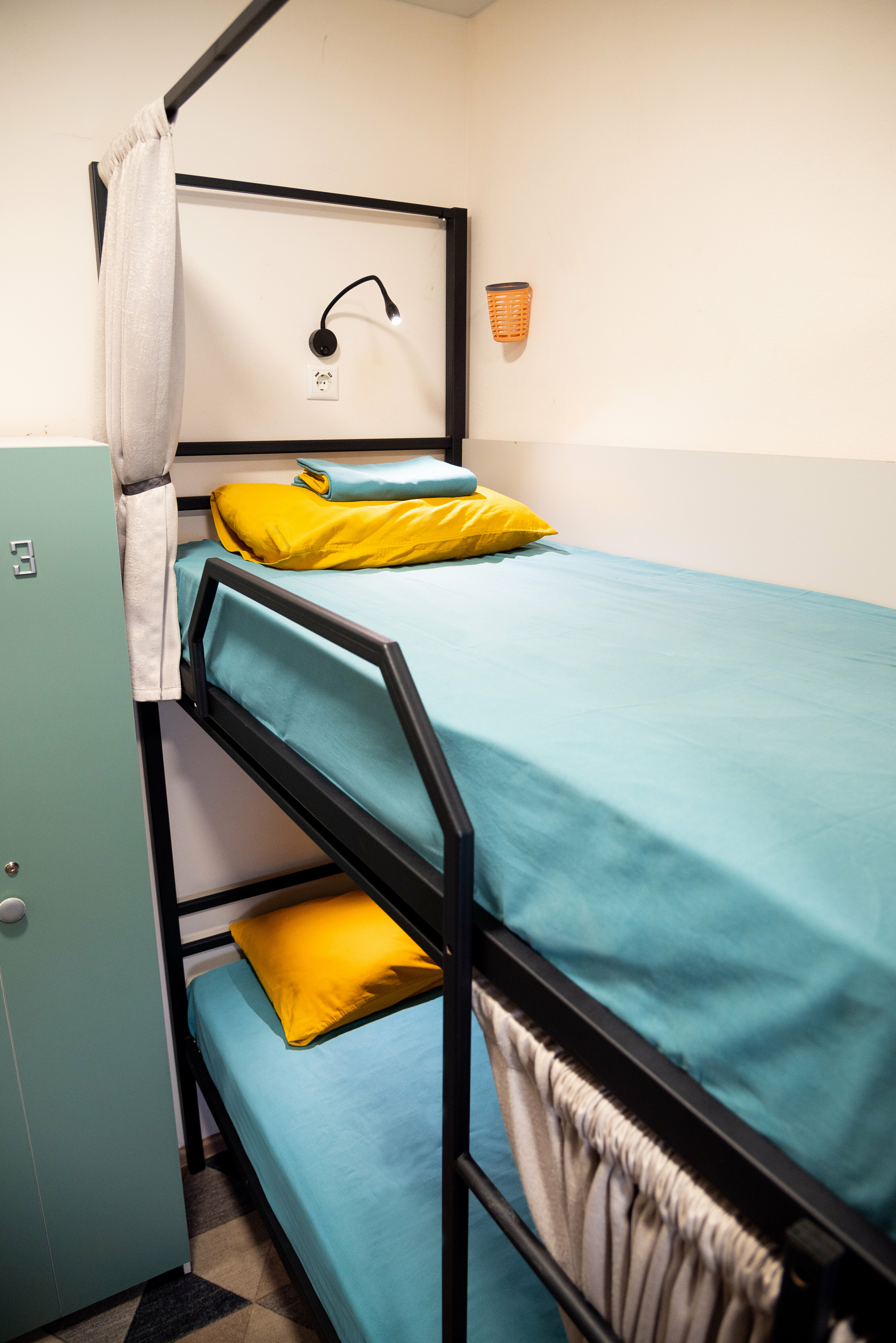 Спальное место (нижнее)на 2-х ярусной кровати в 6-ти местном номере для мужчин и женщин