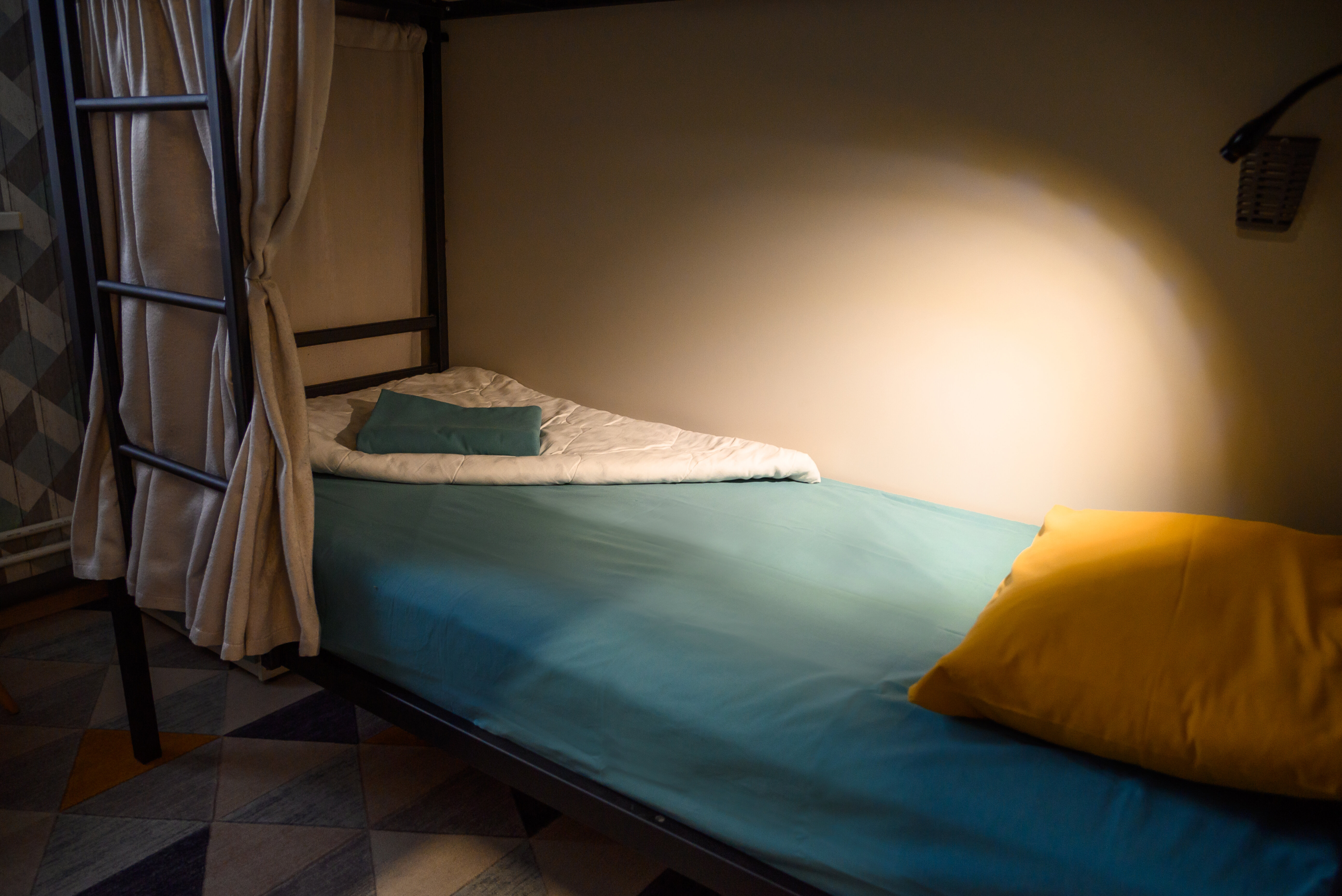 Спальное место (нижнее)на 2-х ярусной кровати в 8-ми местном номере для мужчин