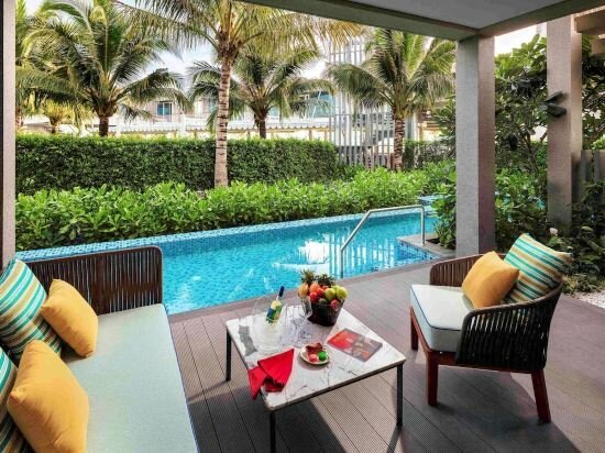 CABANA, Executive Privilege Pass, 1 King Size Bed, Pool Access