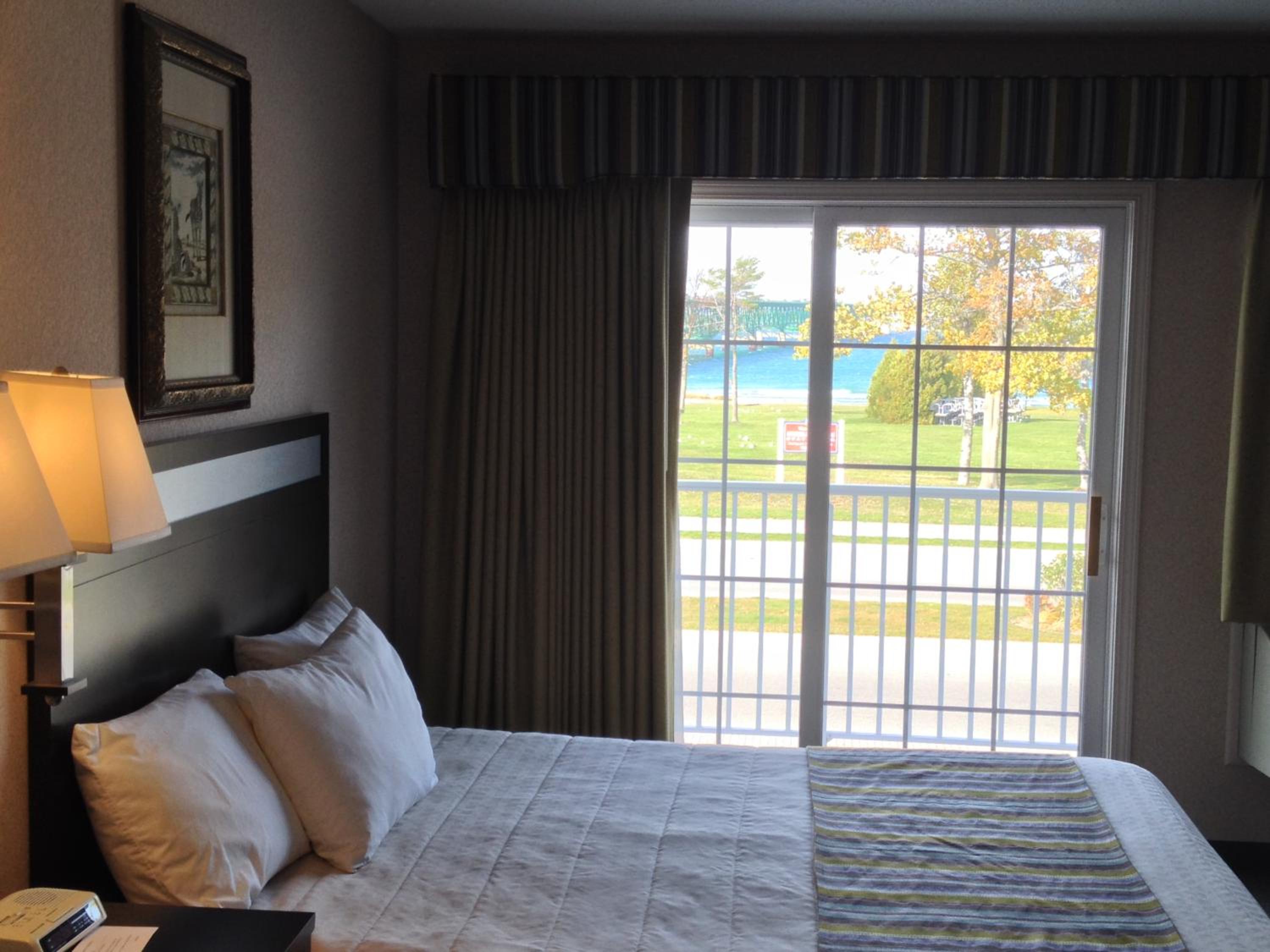 Private Balcony/ Lake and Park View / two Queen beds
