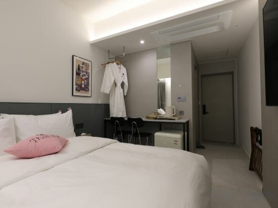 Deluxe Double Bath (No Parking)