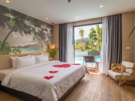 Deluxe Pool Access Room