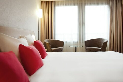 Двухместный номер «Классик» с 1 двуспальной кроватью, 1 двуспальная кровать с диваном-кроватью в Novotel Lille Centre Gares