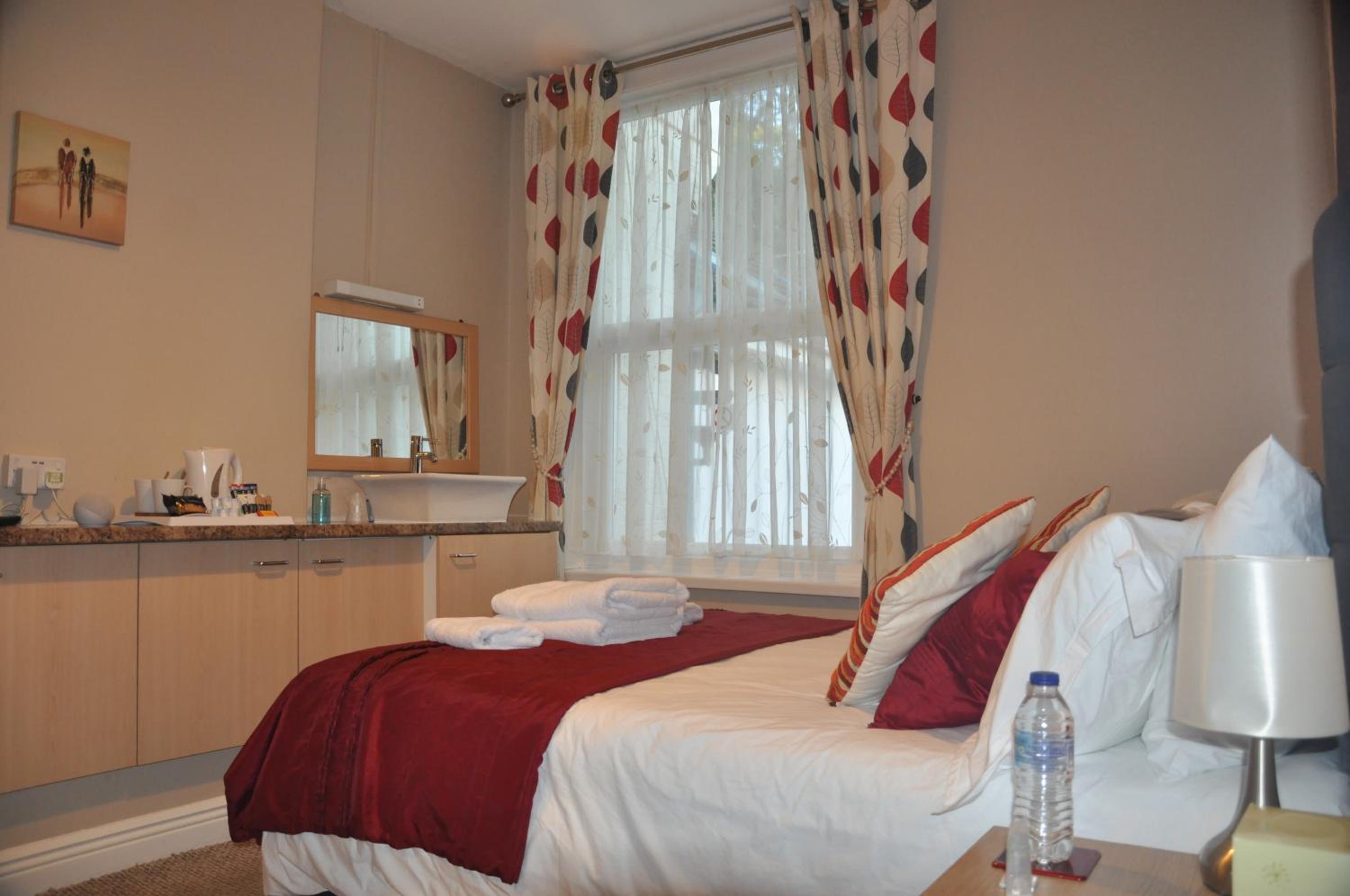Compact Double Room En-suite with shower