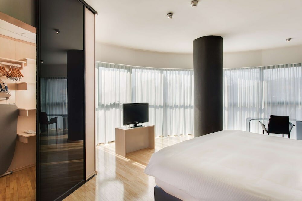 Suite, 1 King Bed, Non Smoking (Oval)