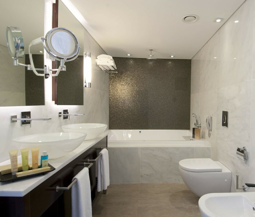 Junior Suite, 1 King Bed, Club Lounge Access (Lounge Access)