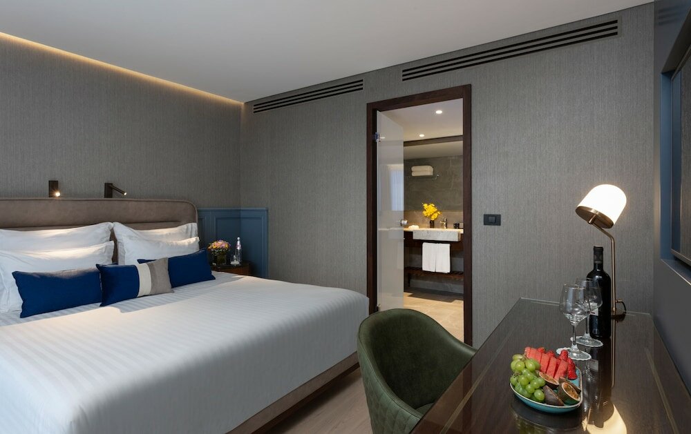 Junior Suite, 1 King Bed, Club Lounge Access (Lounge Access)