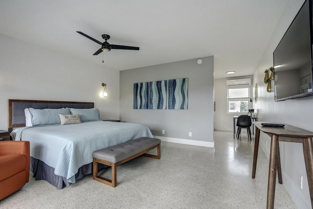 Deluxe Studio Suite, 1 King Bed, Kitchen