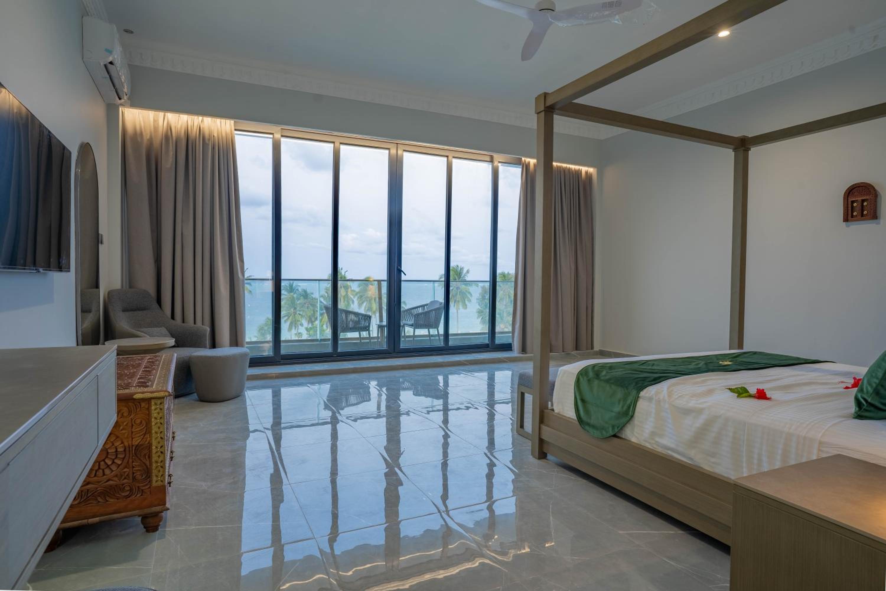 Suite with Balcony Pool View & Sea View