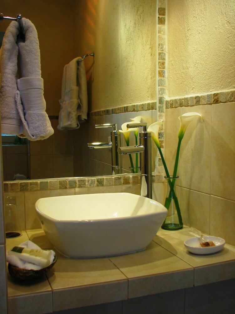 Junior Suite, 1 King Bed - Street side