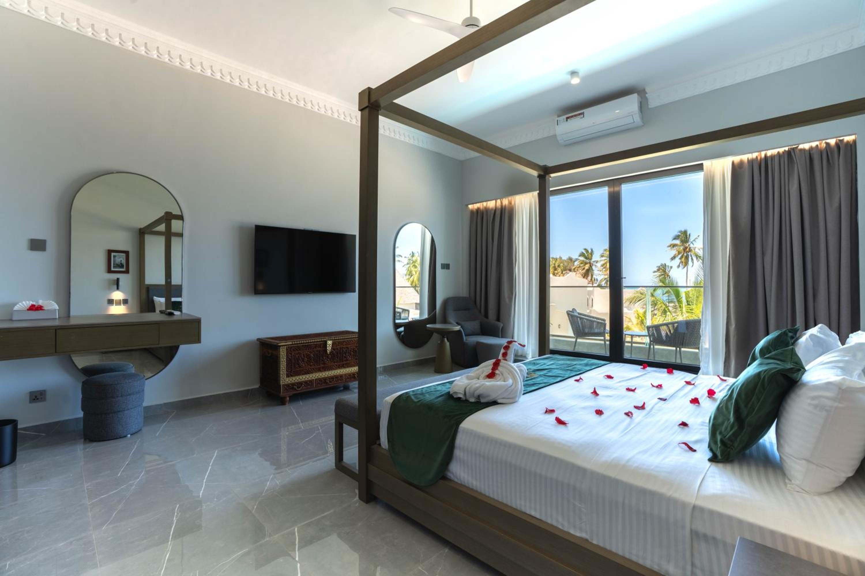Double Room with Balcony Pool View & Sea View	