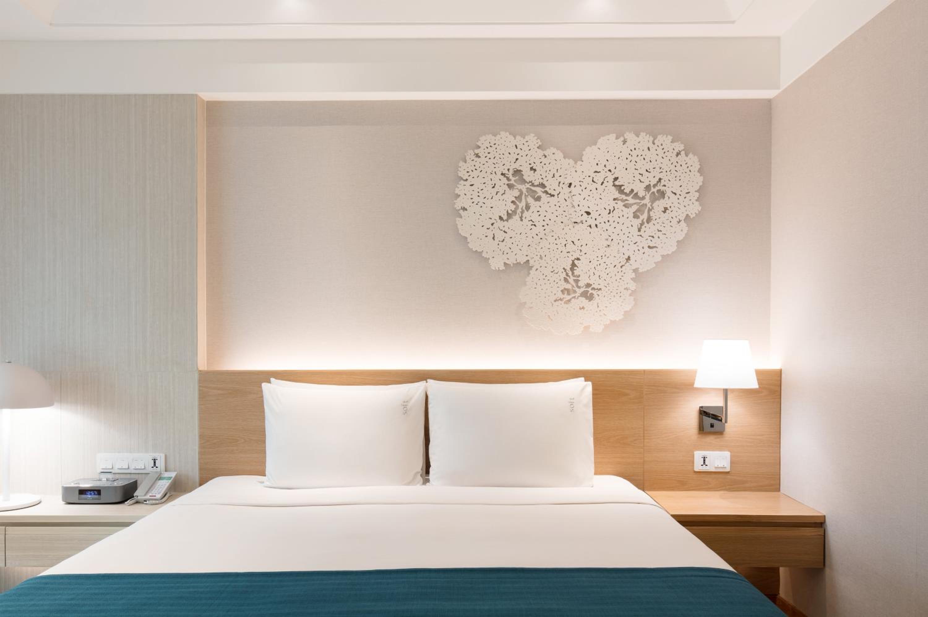 Standard King Room - Non-Smoking 