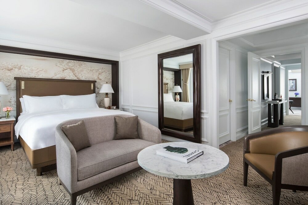 Club Suite, 1 King Bed with Sofa bed