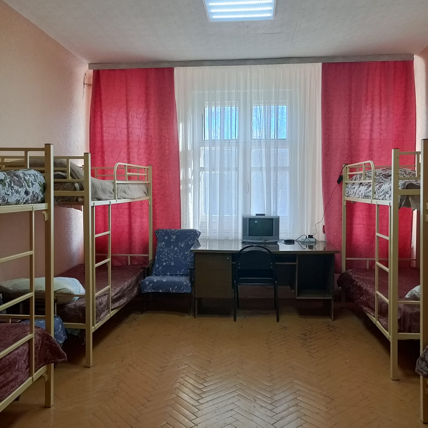 Восьмиместный номер с двухъярусными кроватями