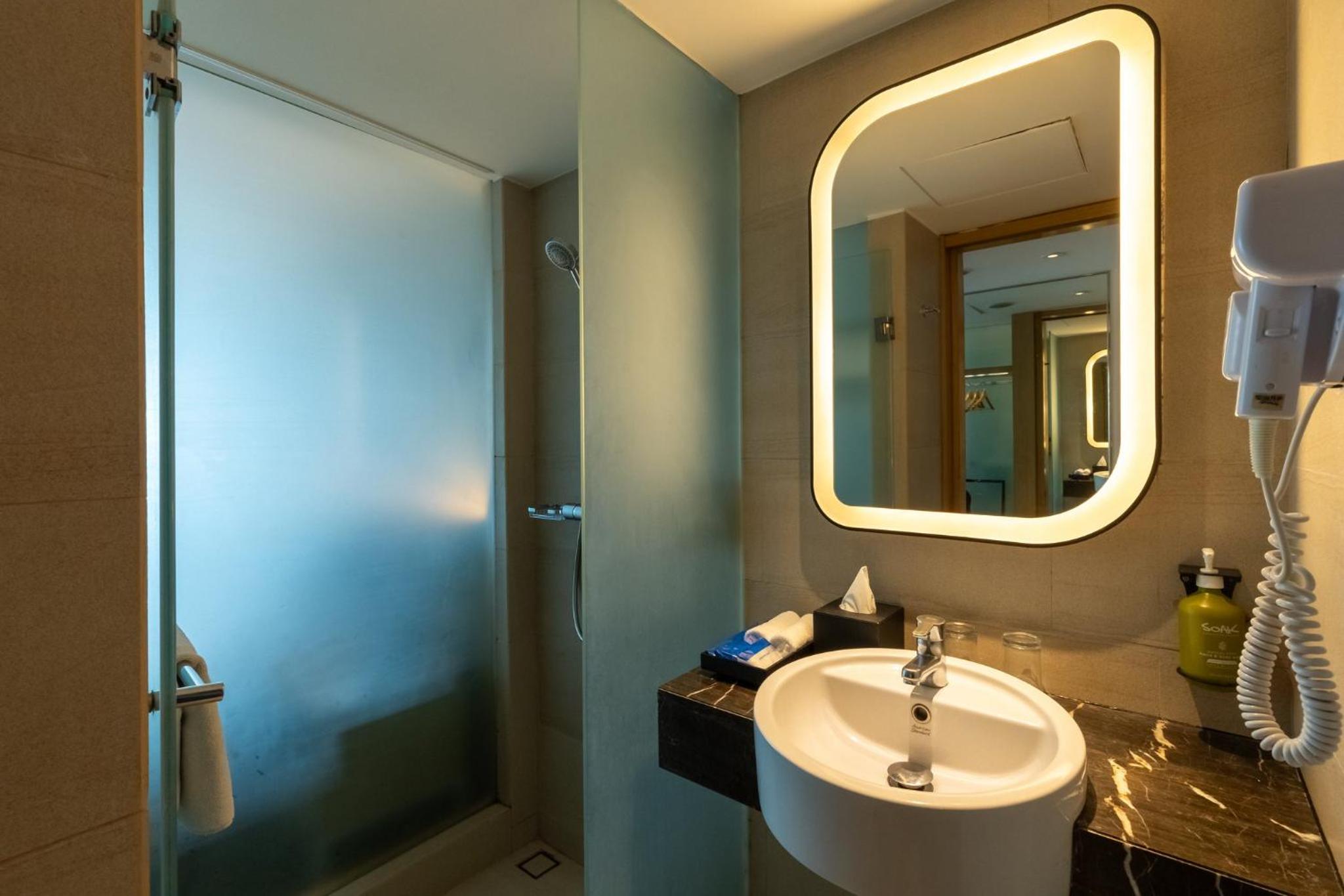 Standard Queen Room with Sofa Bed and Airport View