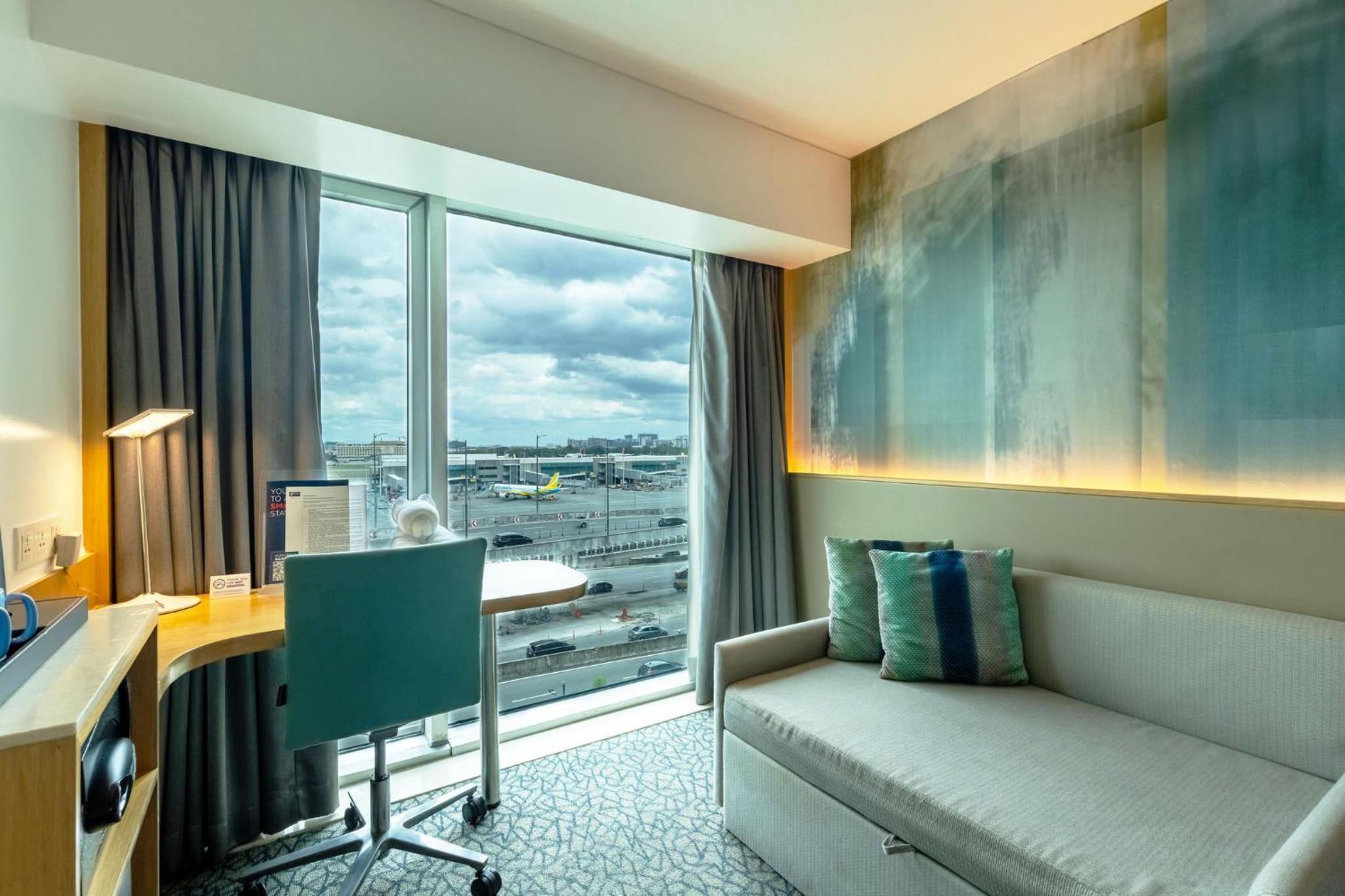 Standard Queen Room with Sofa Bed and Airport View