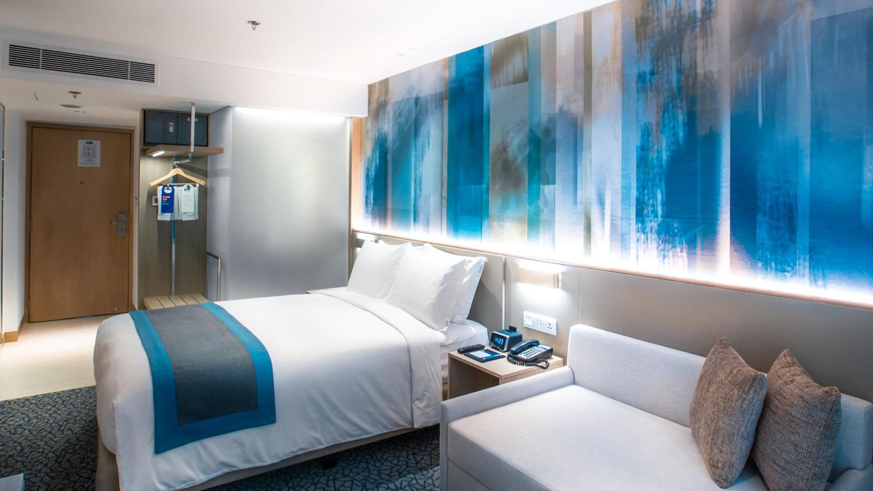Standard Queen Room with Sofa Bed and Airport View