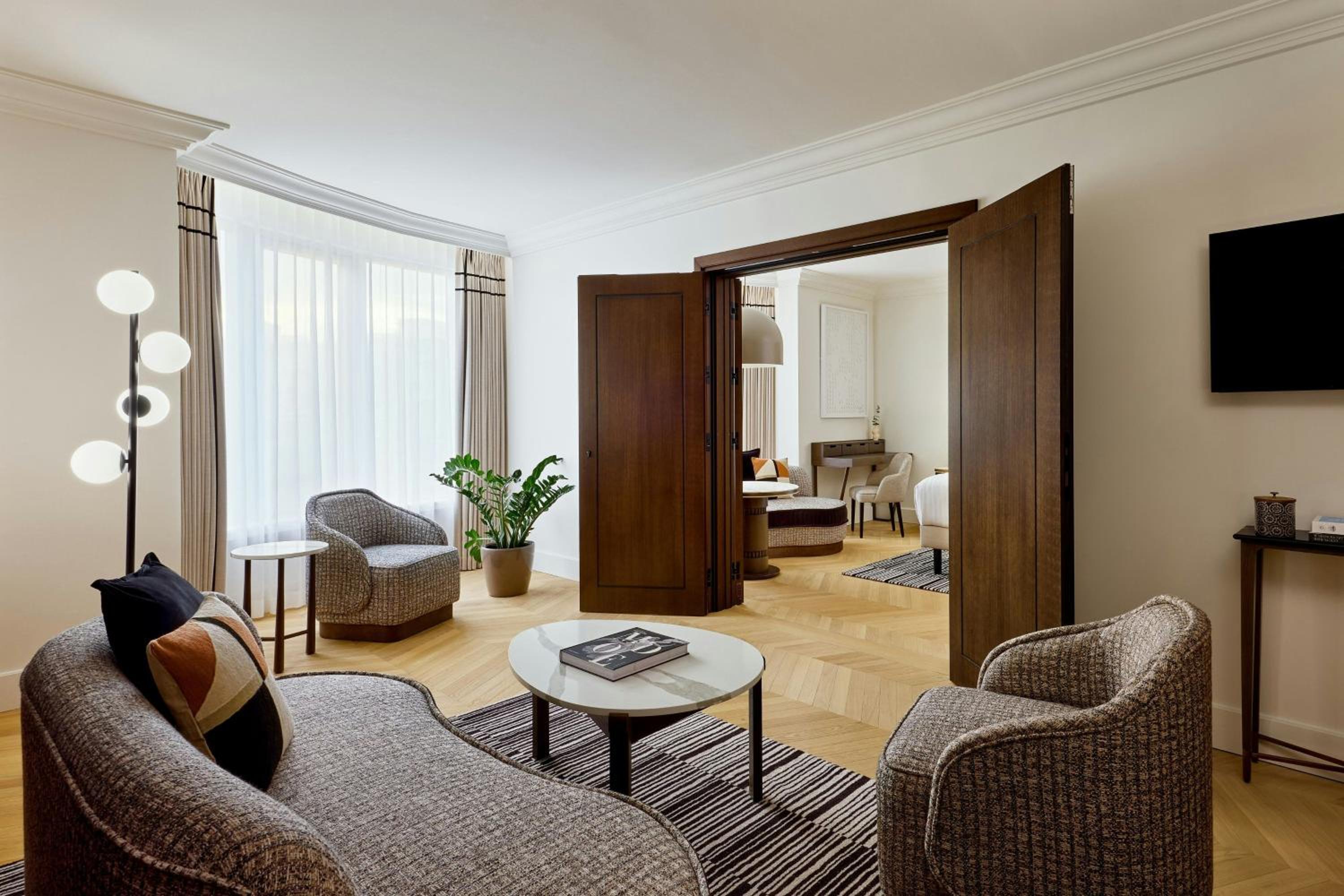 Ambassador King Suite