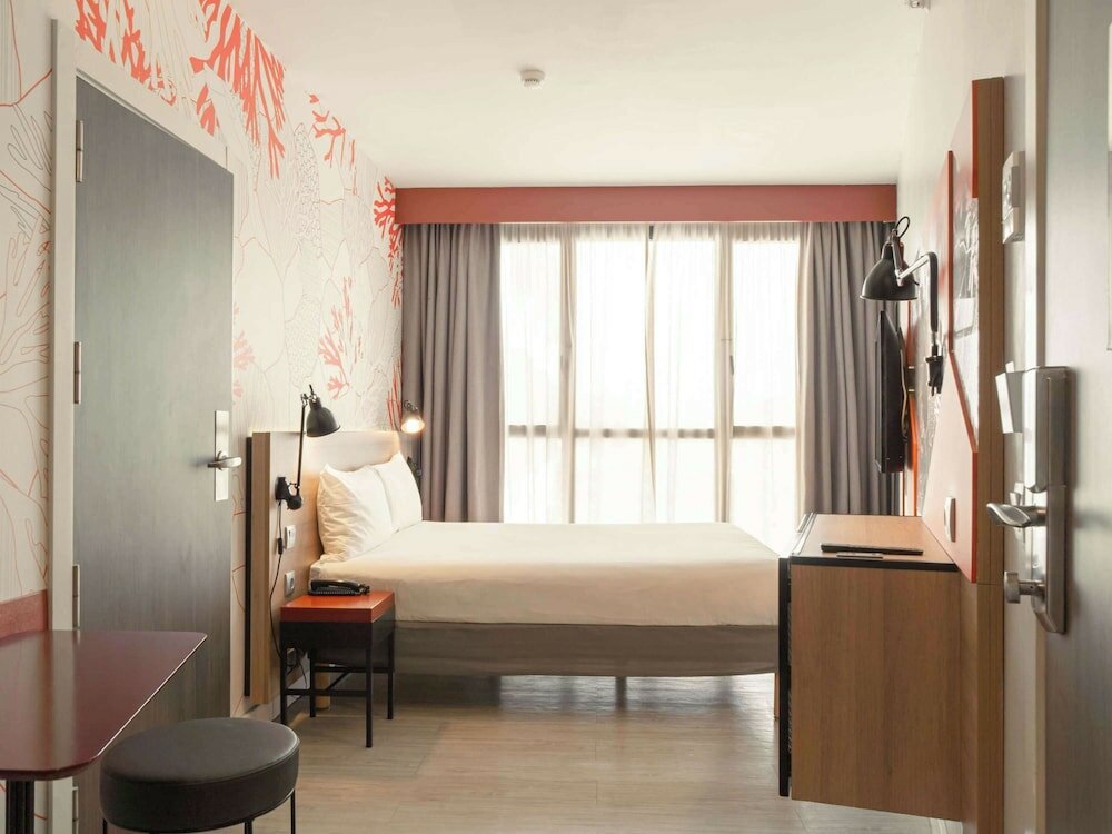 Family Room, Connecting Rooms