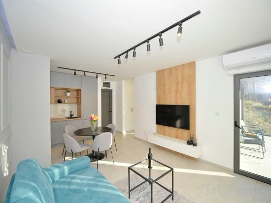 Deluxe Suite With Balcony(4)