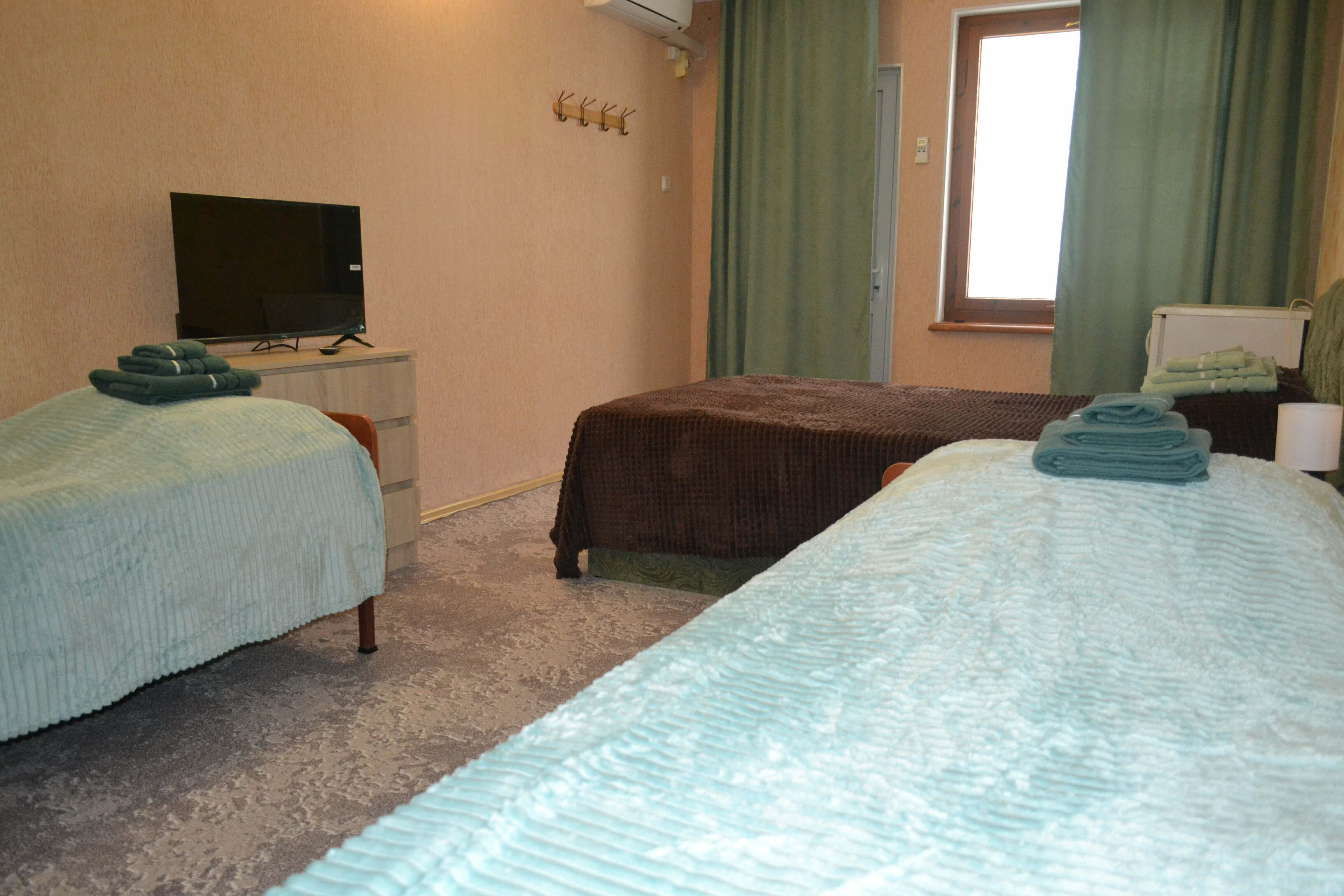 Четырехместный номер с видом на сад