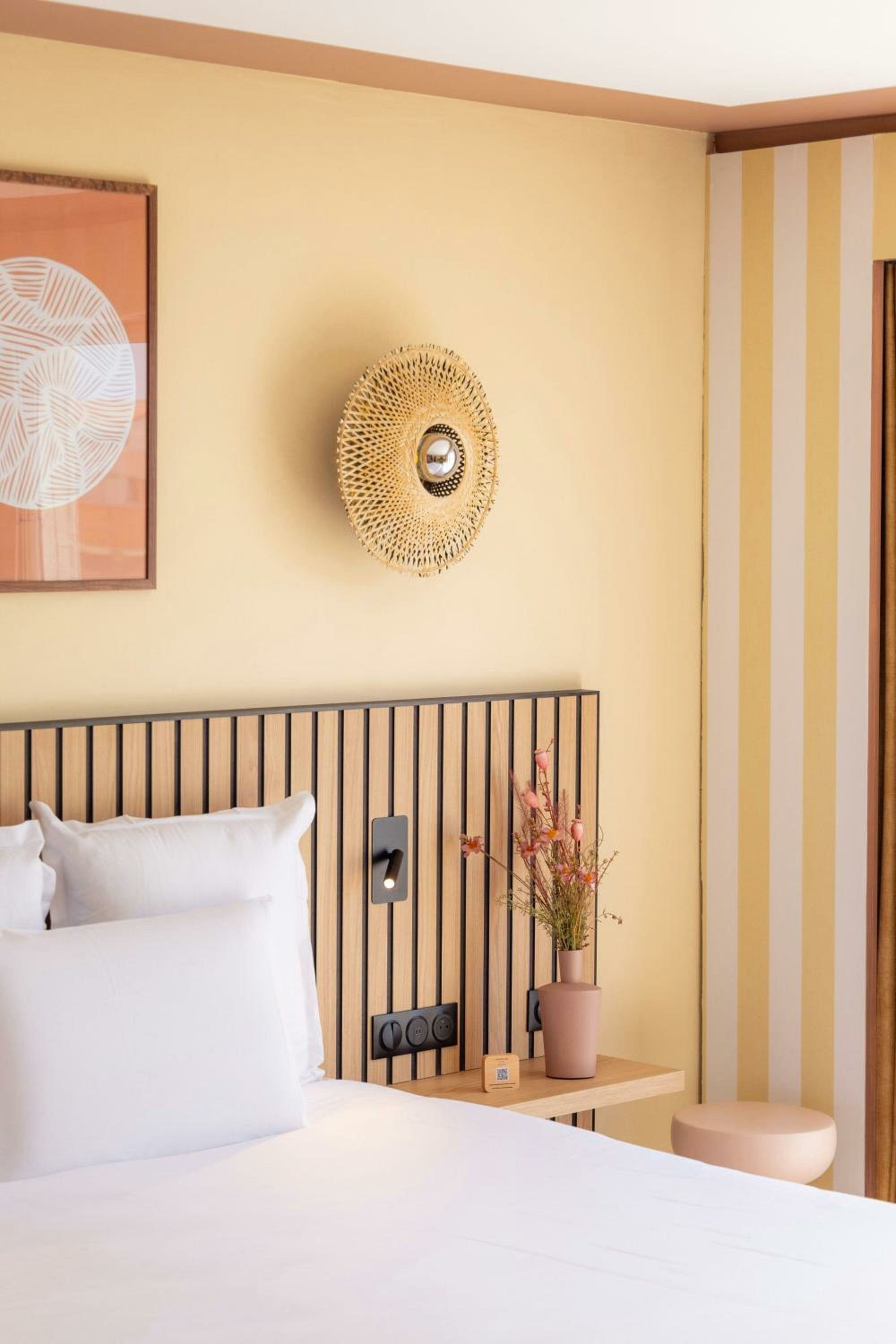 Contemporary Queen Room with Garden View