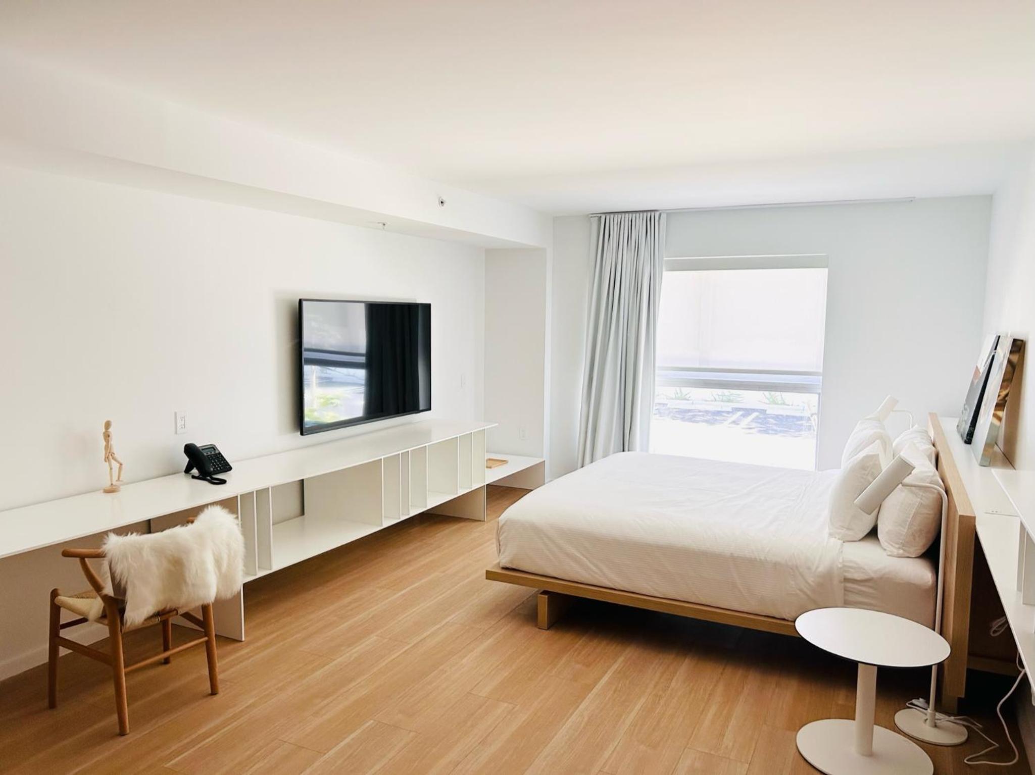 Deluxe Studio King Accessible