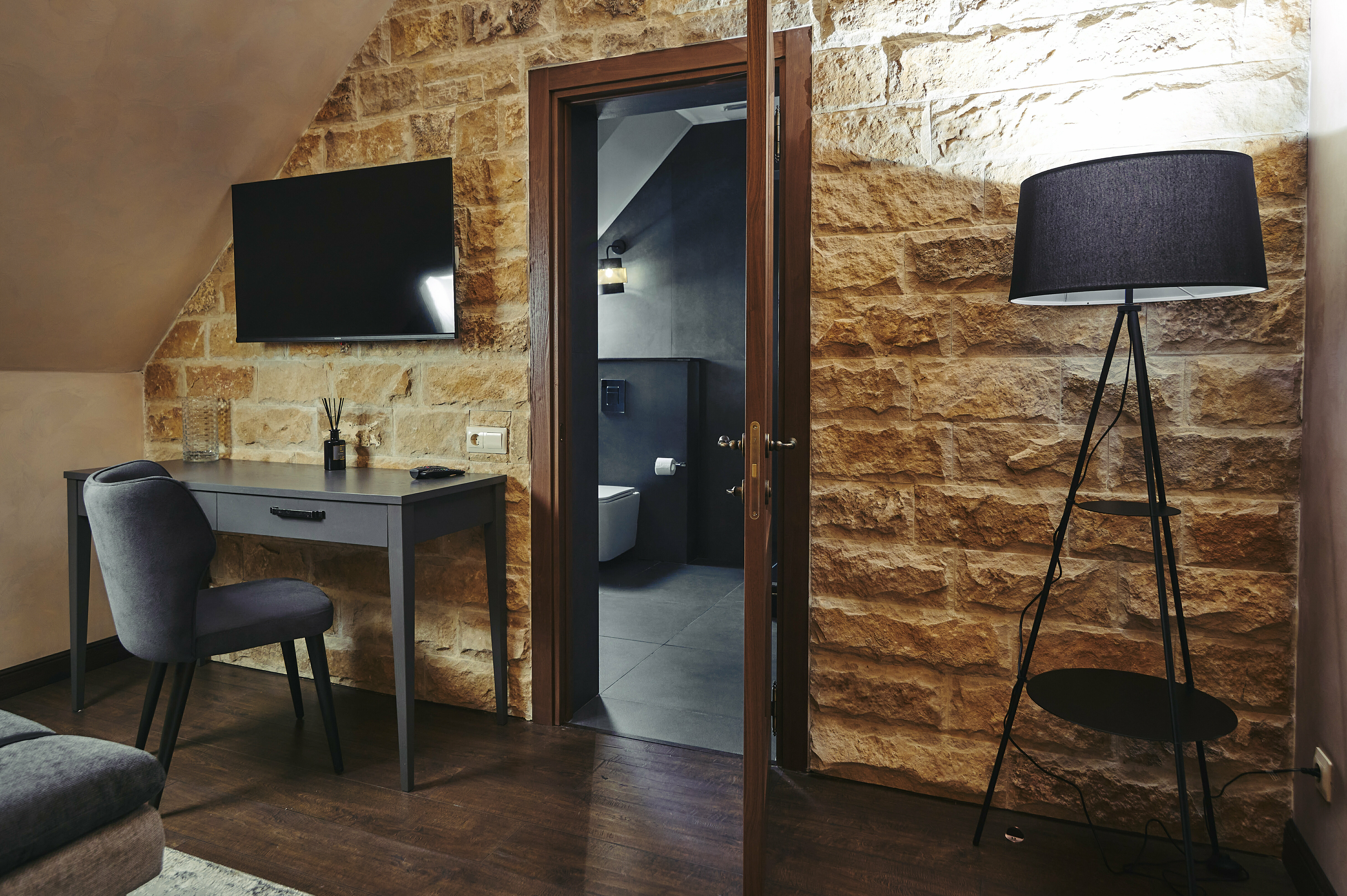 Номер-студия с кроватью размера "king-size" и диван-кроватью