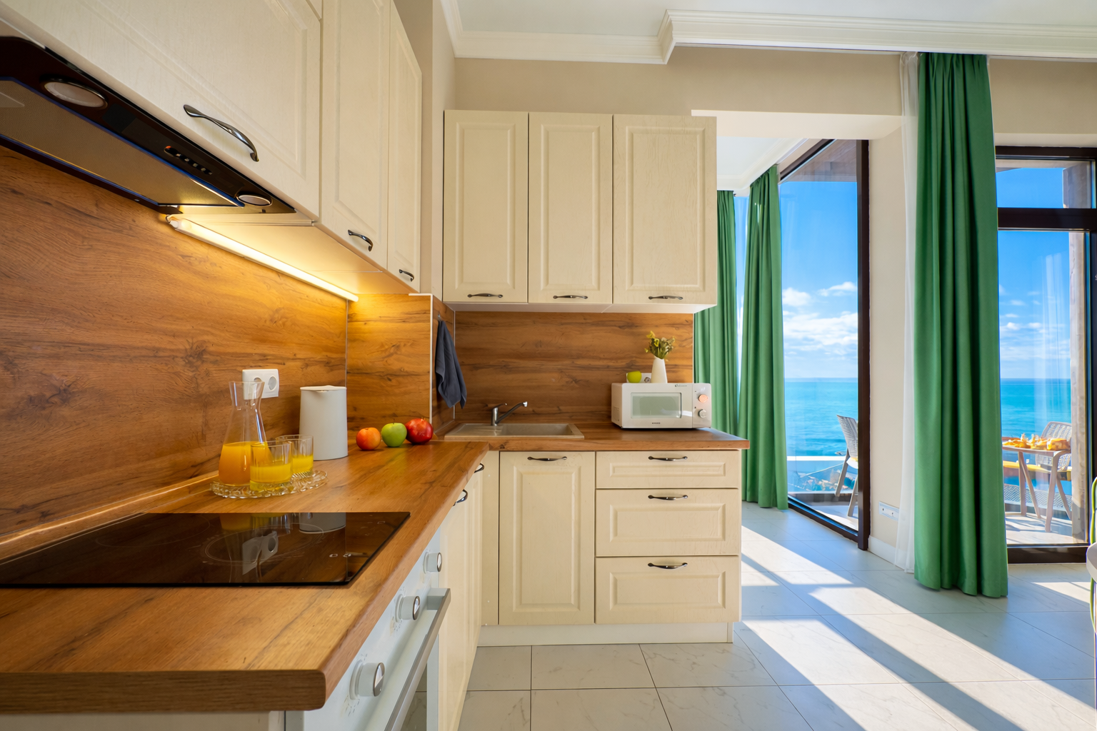 Люкс с видом на море и балконом