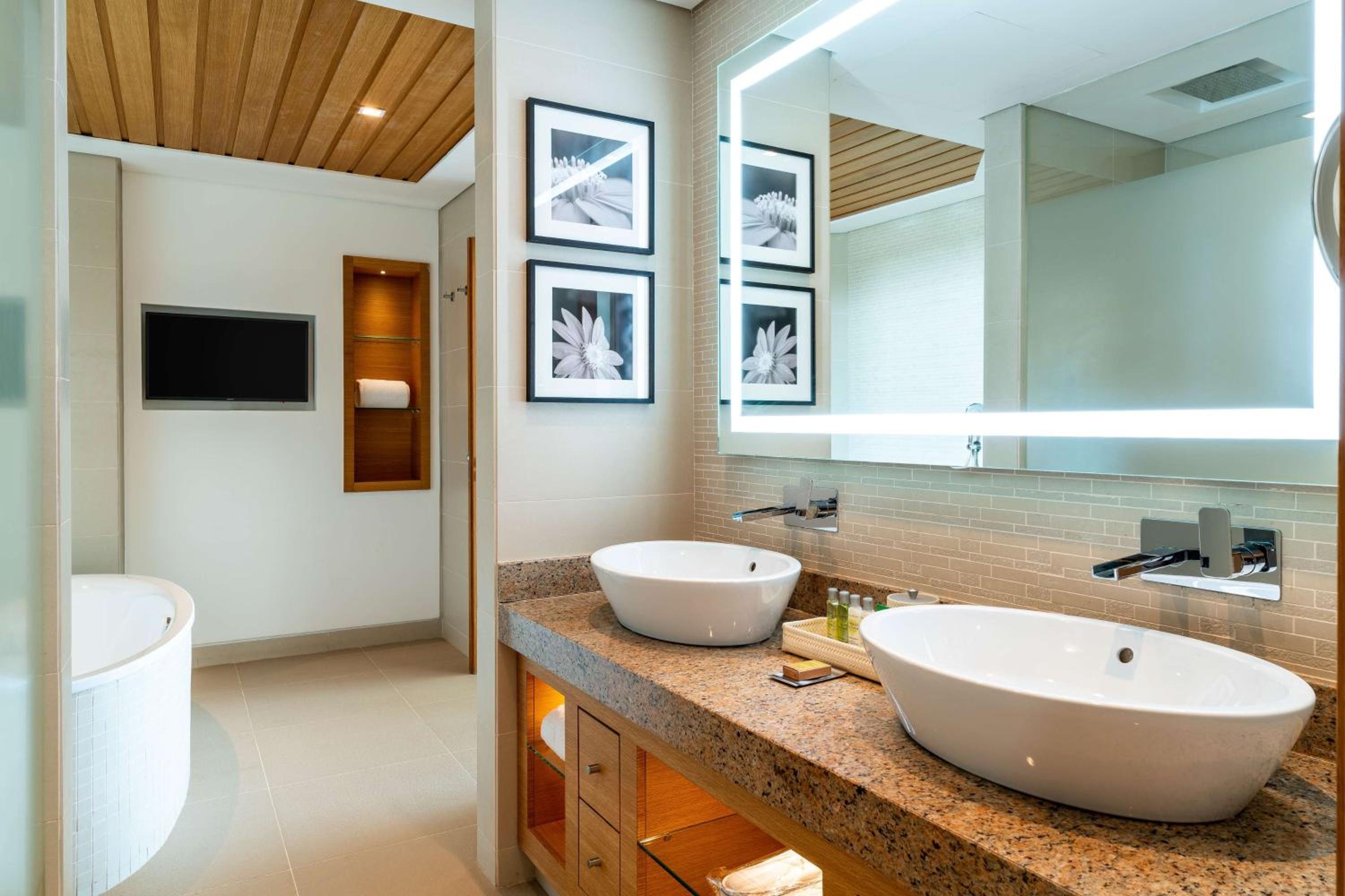 Deluxe King Suite with Side Ocean View