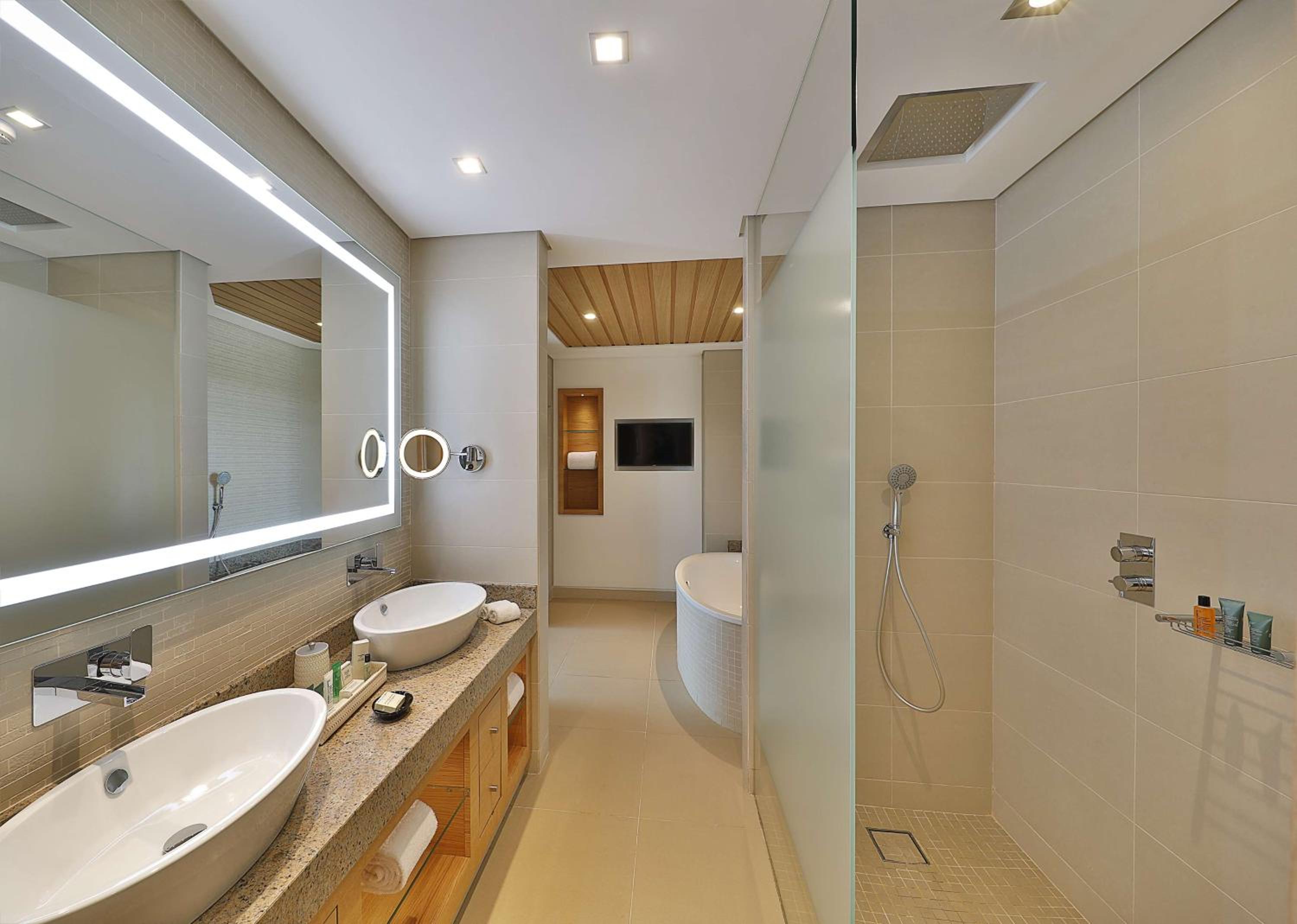 Deluxe King Suite with Side Ocean View