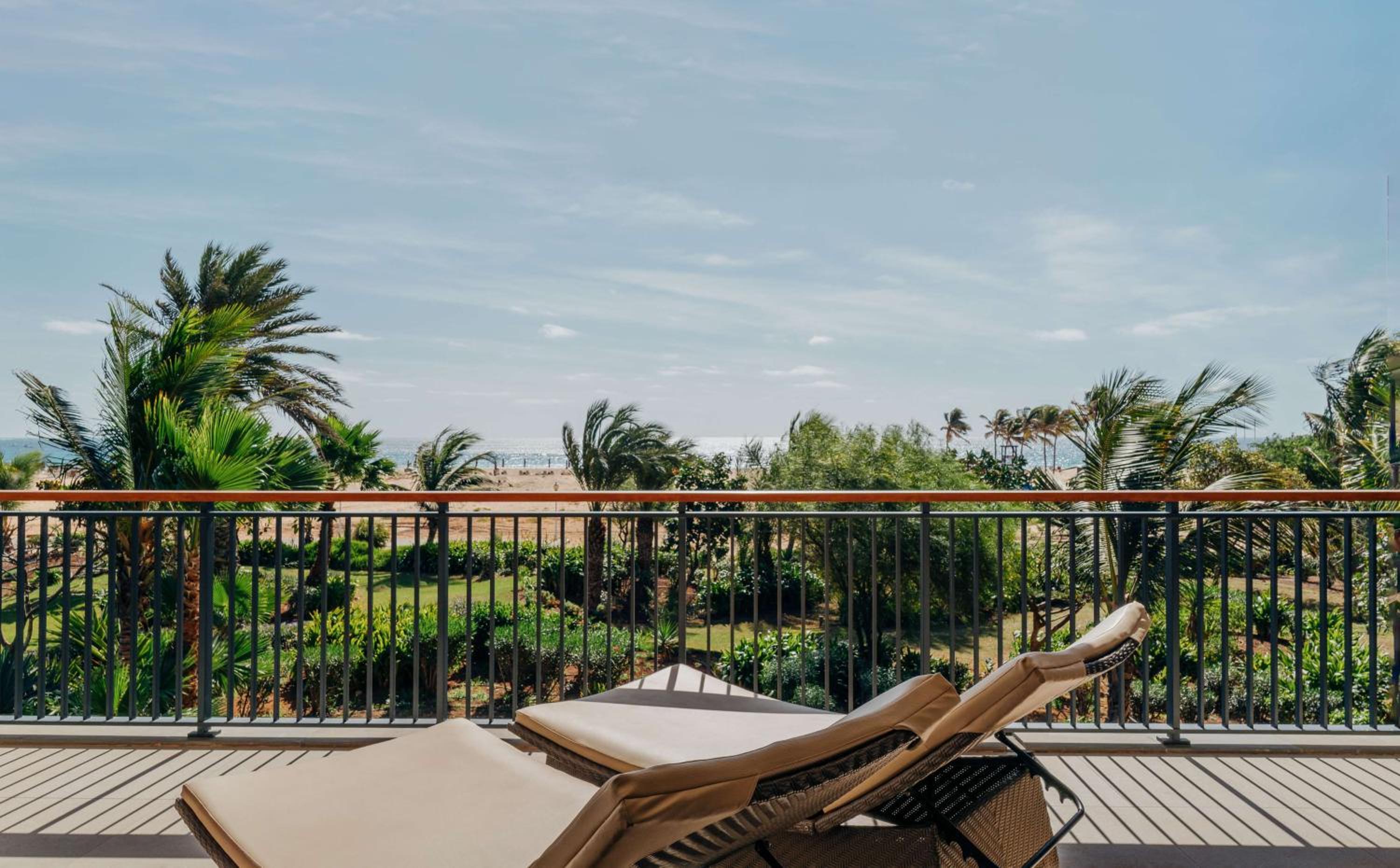 Deluxe King Suite with Side Ocean View