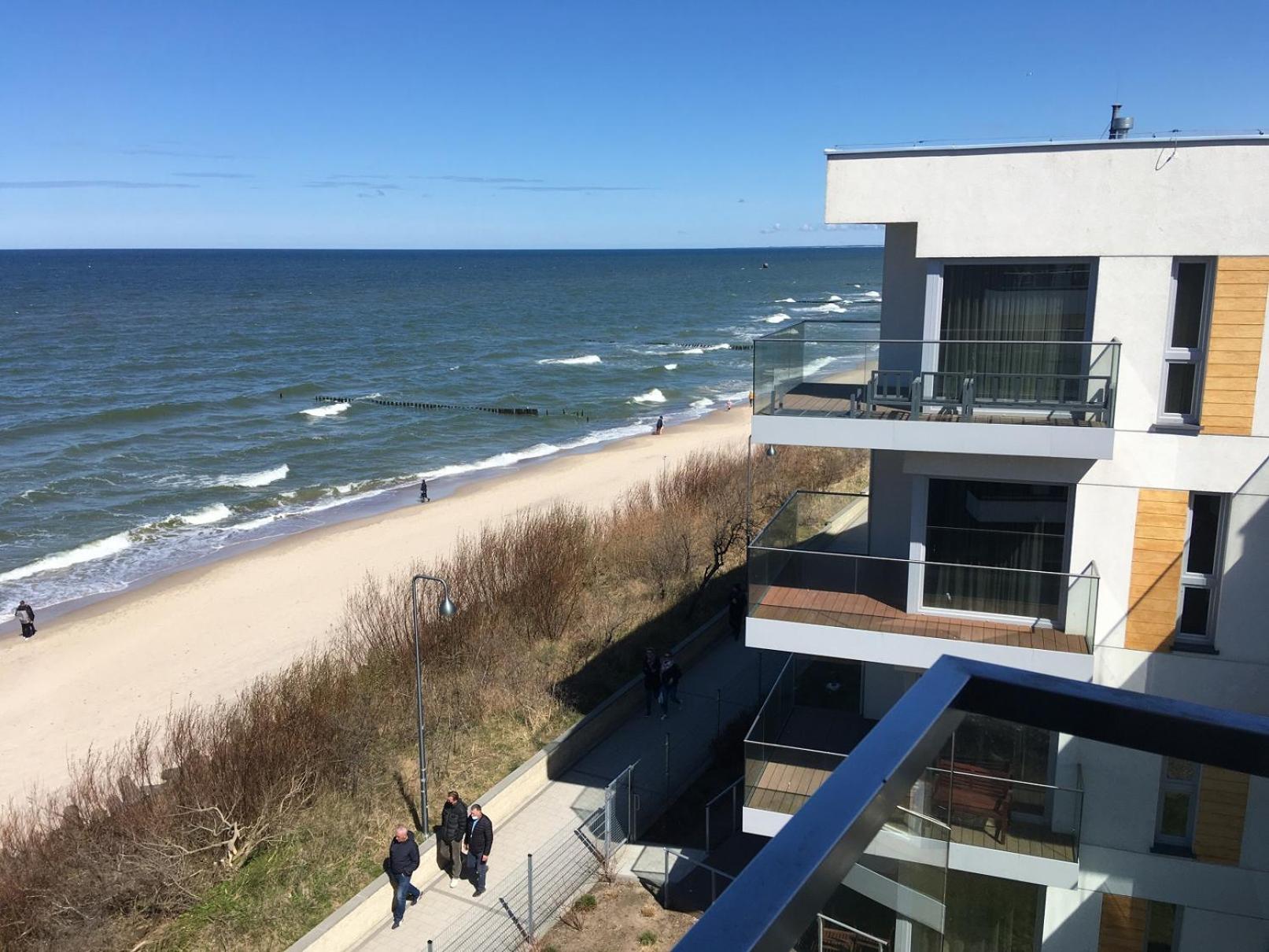 One-Bedroom Suite with Side Sea View