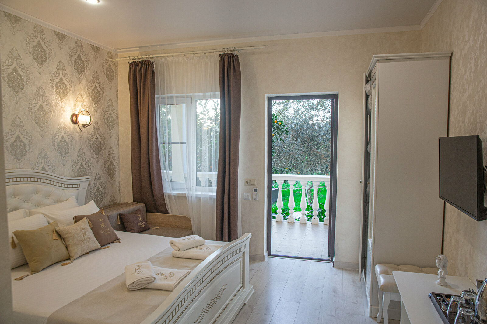 Семейный номер с видом на сад