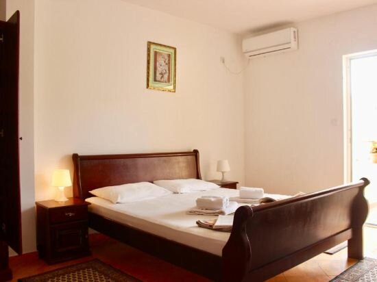 Spacious Studio Apartment With Terrace