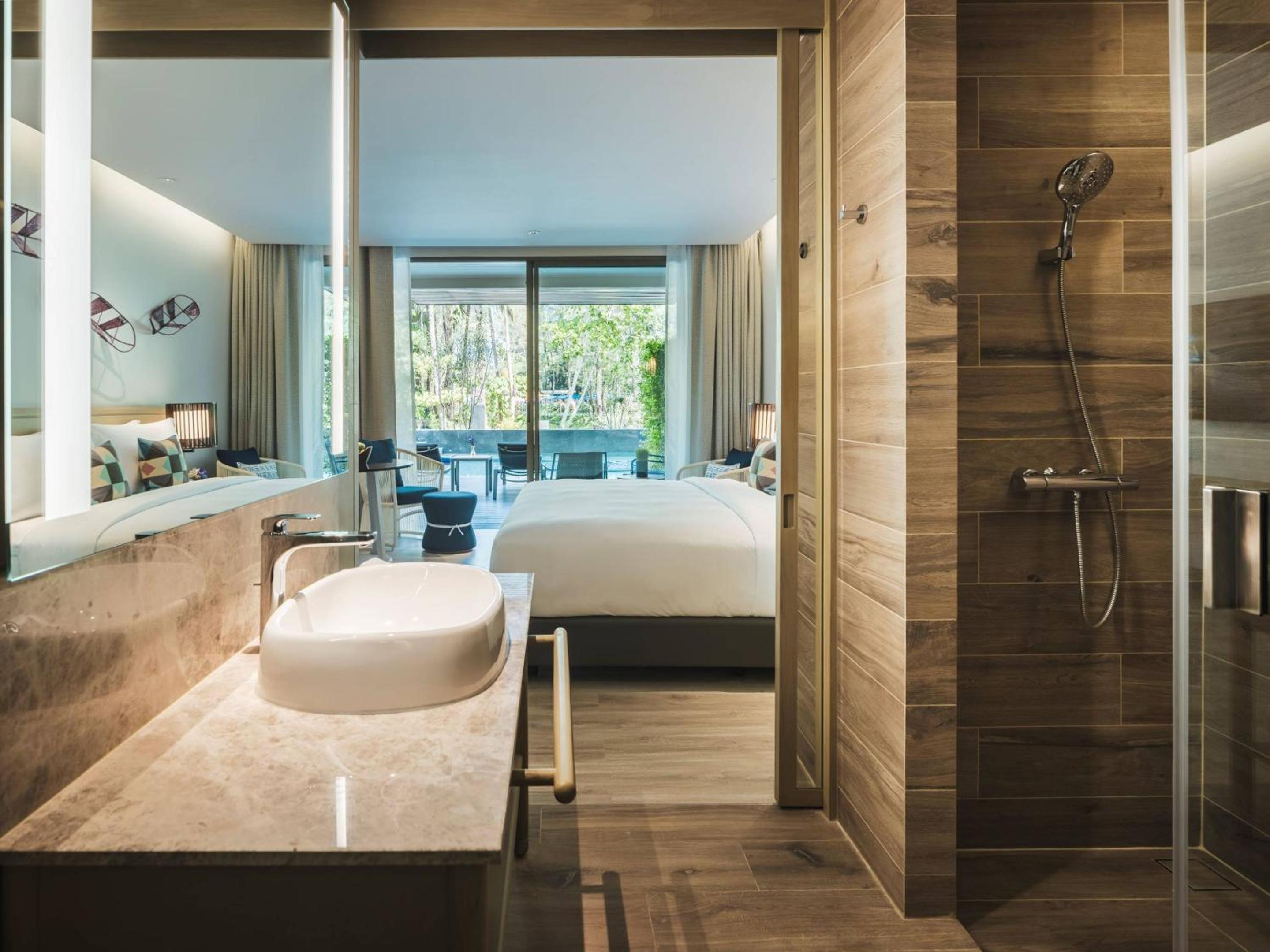 Deluxe Pool Access Room