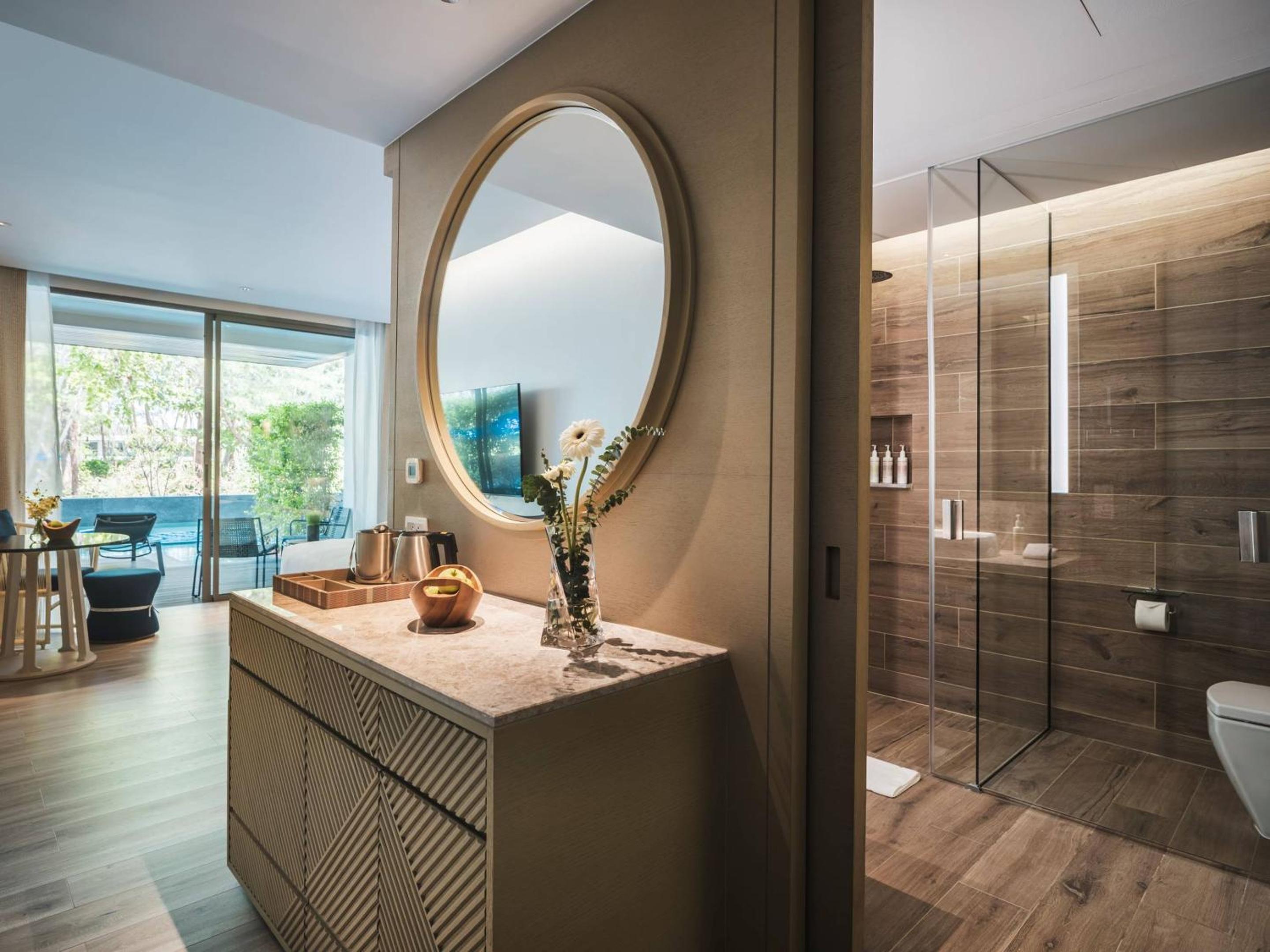 Deluxe Pool Access Room