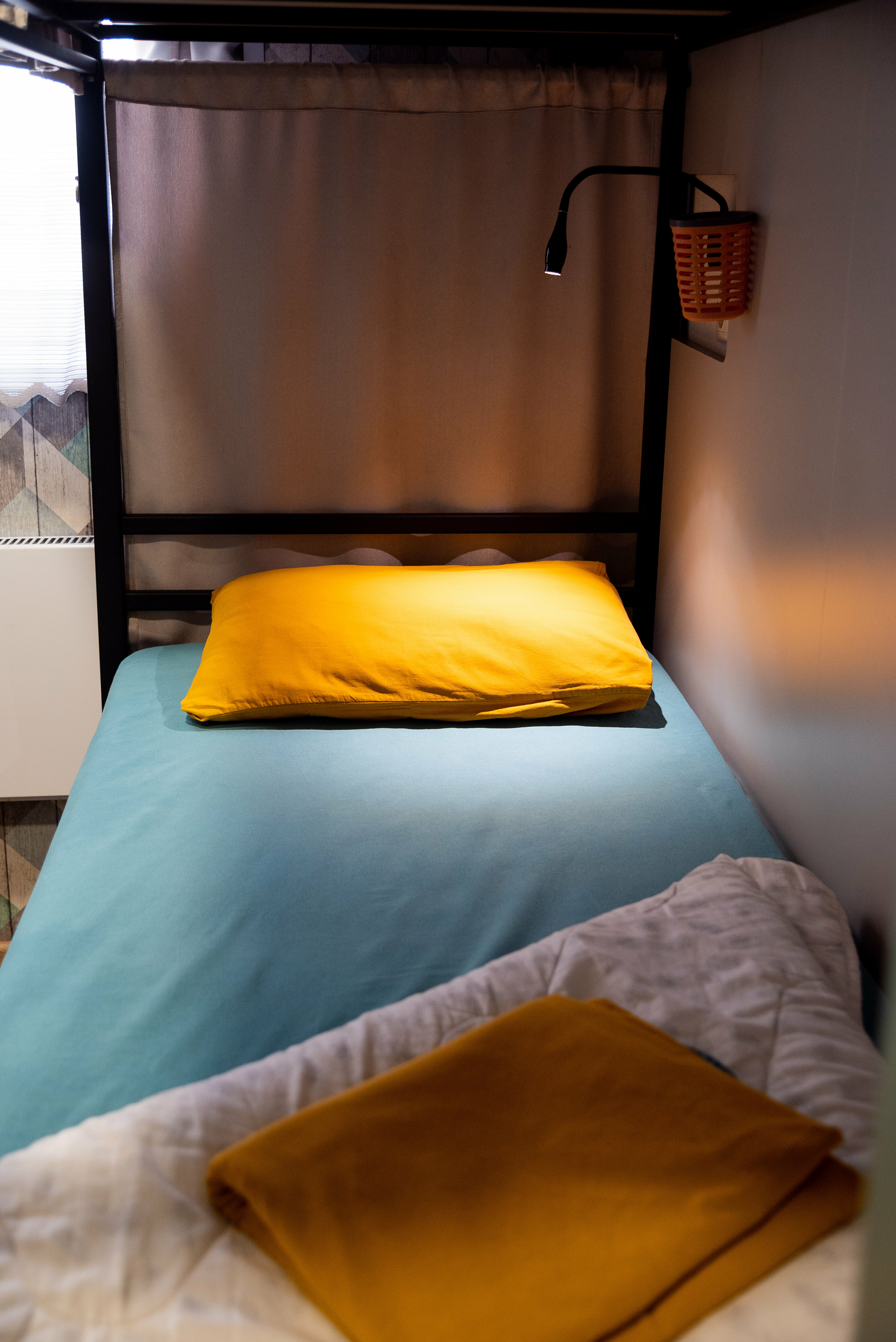 Спальное место (нижнее)на 2-х ярусной кровати в 6-ти местном номере для мужчин и женщин