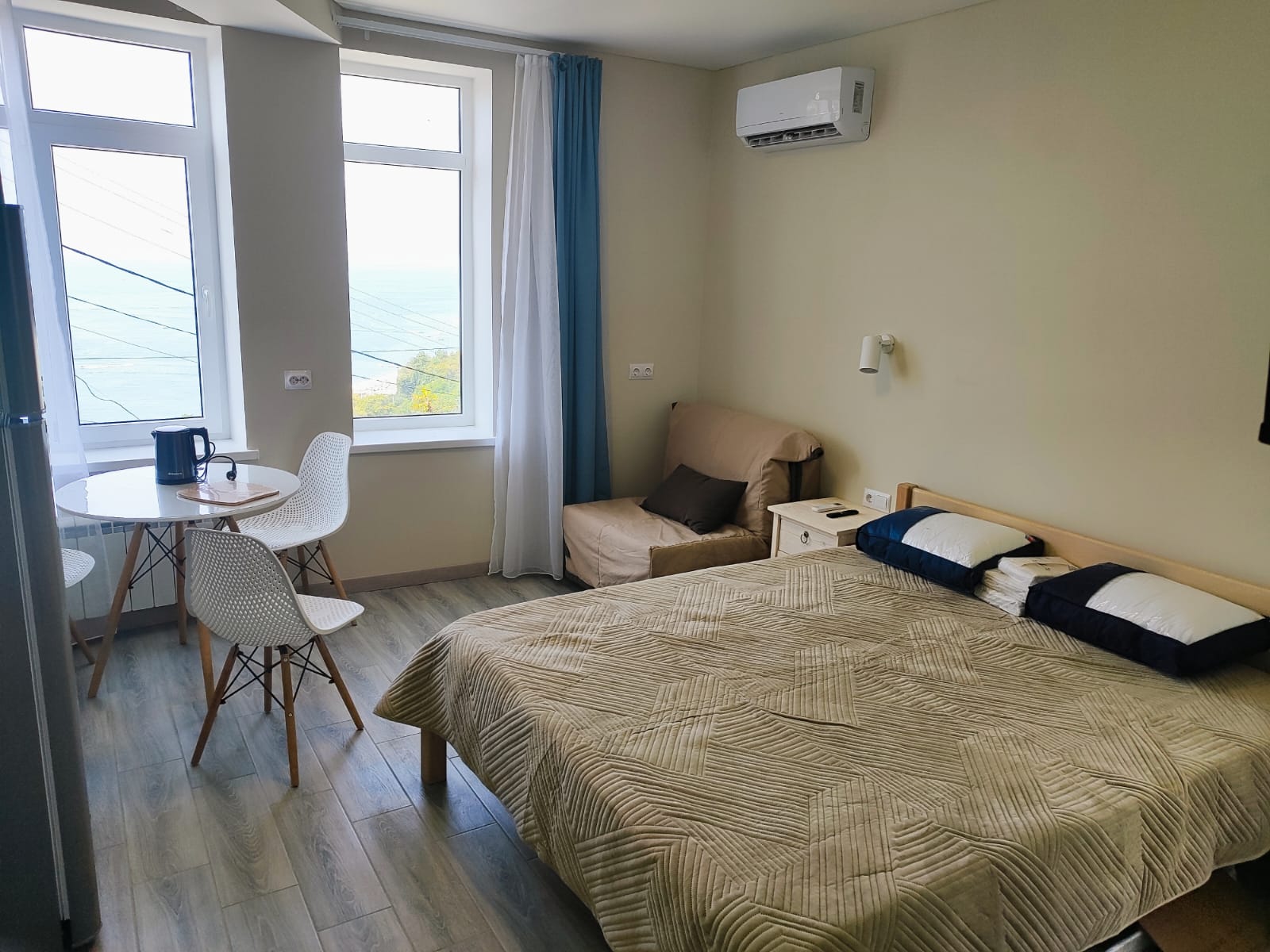 Двухместный номер с доп. местом без балкона с видом на море