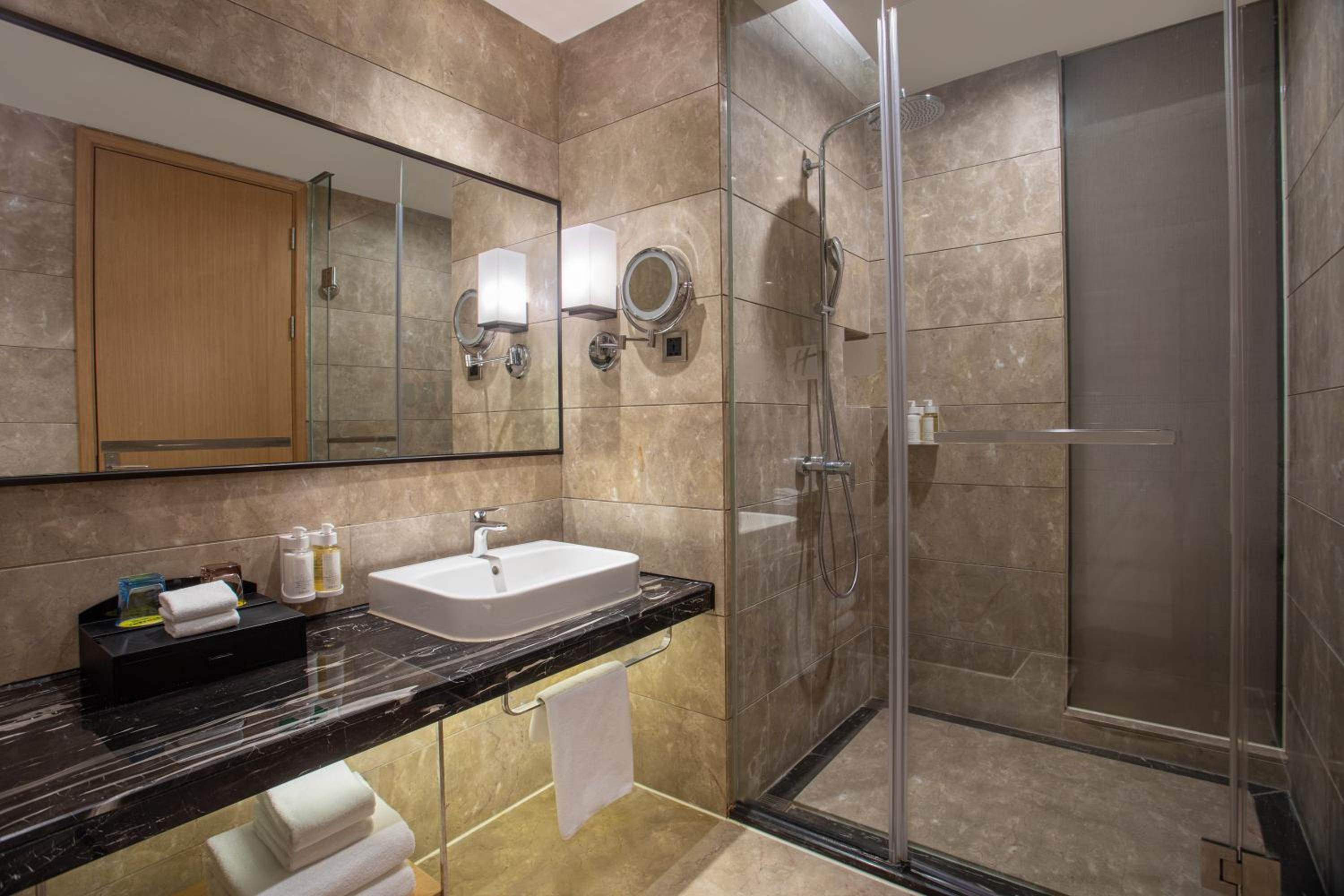 One-Bedroom Suite Lounge Access