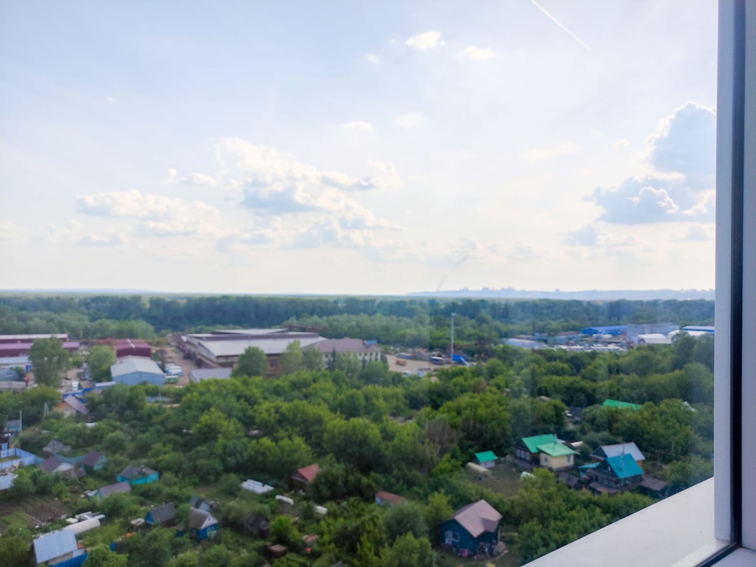 Квартира на высоком этаже с видом на город и облака в ЖК Акварель