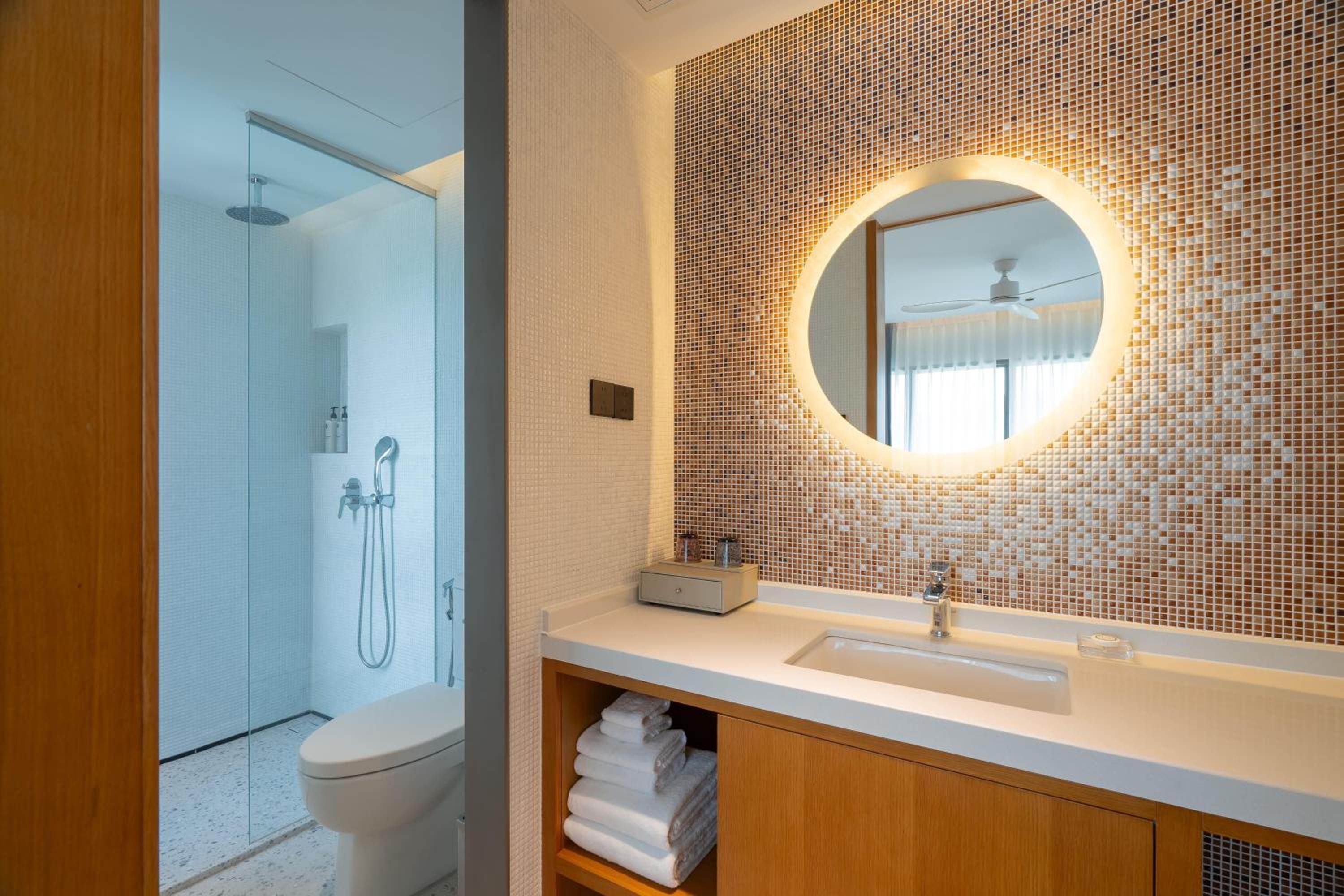 Deluxe King Suite with Pool Access