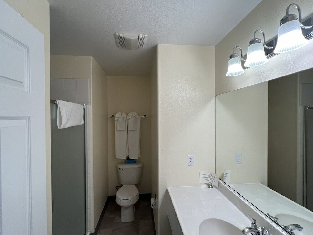 25 Partial Lakeview Cottage 2 Queen Beds