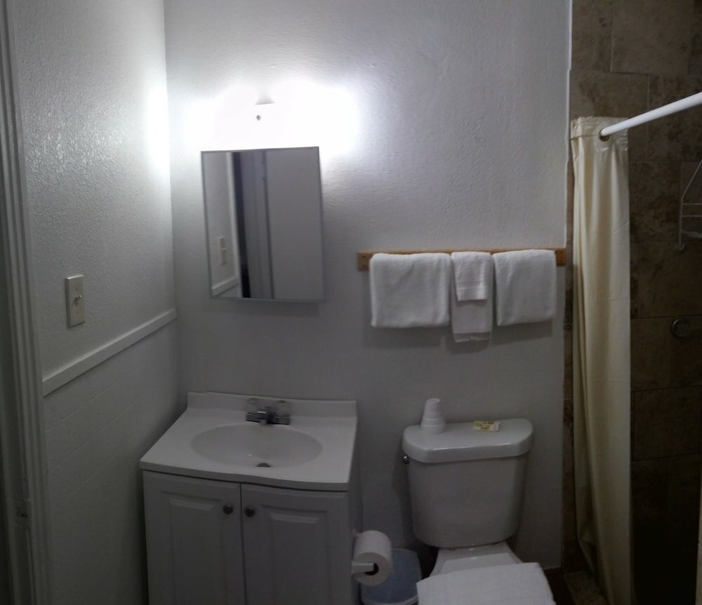 Economy Room, 1 Queen Bed