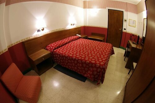 Double Room Single Use в Hotel Iris Crillon