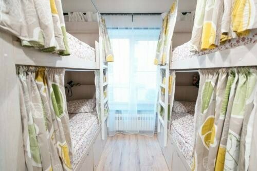 Спальное место на двухъярусной кровати в общем номере для женщин