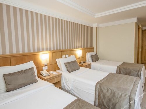 Standard Triple Room в Hotel Astoria Palace