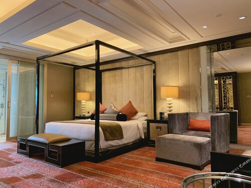 Президентский люкс в Renaissance Shanghai Yu Garden Hotel