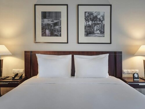 Улучшенный номер с кроватью «queen-size» в Azerai La Residence Hue